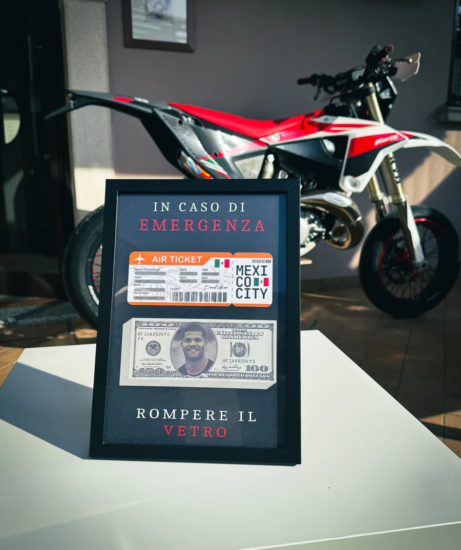 Quadro incorniciato con la fotografia di una moto da enduro